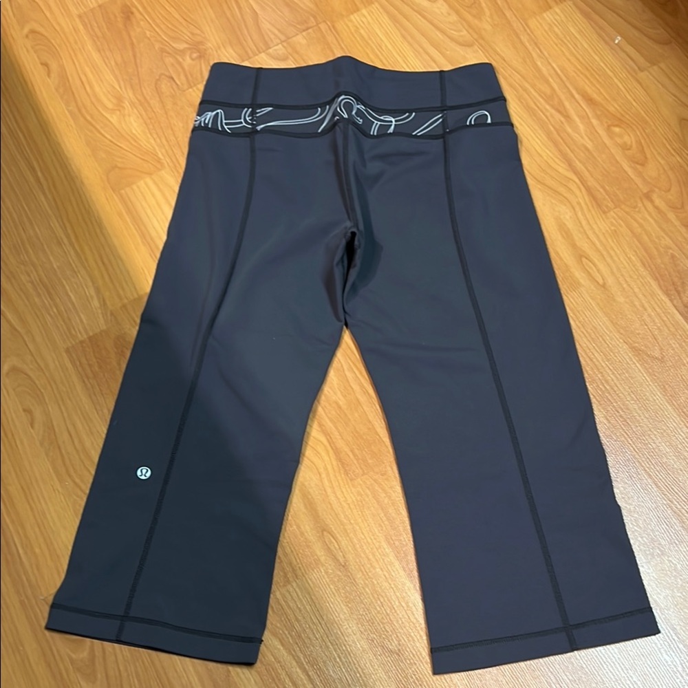 NWOTLululemon Reversible Groove Crop * Coal / Silver Manifesto Reflective (US 6)
